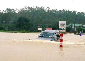 A road is submerged under 1 meter of water in Tuy Phuoc District, Binh Dinh Province on November 3. The flood hit central region experiences more rains triggered by a tropical depression off Phu Yen to Ninh Thuan provinces’ coast (Photo: SGGP) A road is submerged under 1 meter of water in Tuy Phuoc District, Binh Dinh Province on November 3. The flood hit central region experiences more rains triggered by a tropical depression off Phu Yen to Ninh Thuan provinces’ coast (Photo: SGGP)